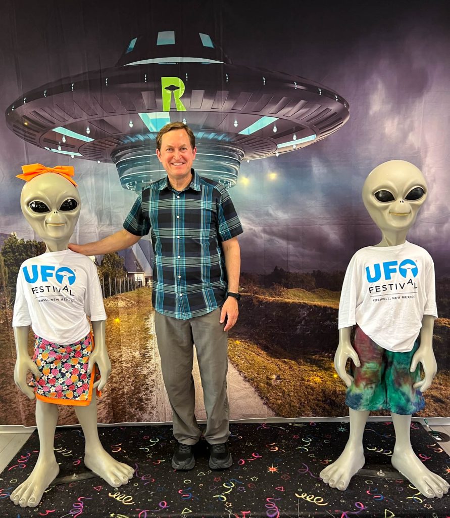 Two more aliens inside the Roswell Visitor Center