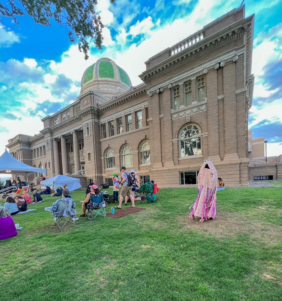 A photo of the Courthouse, and another alien