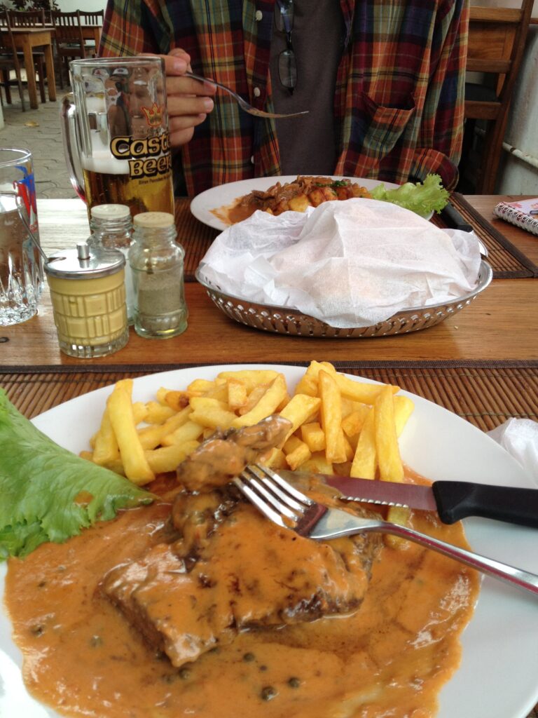 I opted for entrecôte and pommes frites (peppersteak and fries)....still feeling lucky.