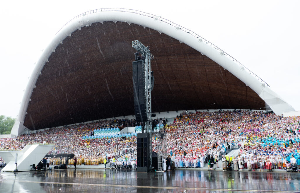 Tallinn, Estonia - July 2, 2023: Estonian Song Festival choirs in heavy rain. One of the largest choral events in the world. (Cloudy Design - stock.adobe.com)