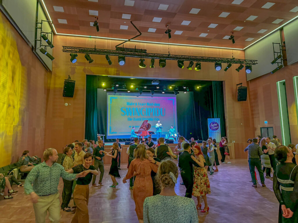 The David Hemlin Trio (from Berlin) played a variety of 1930s and 1940s songs for Tallinn swing dancers. Everyone seemed to enjoy it.