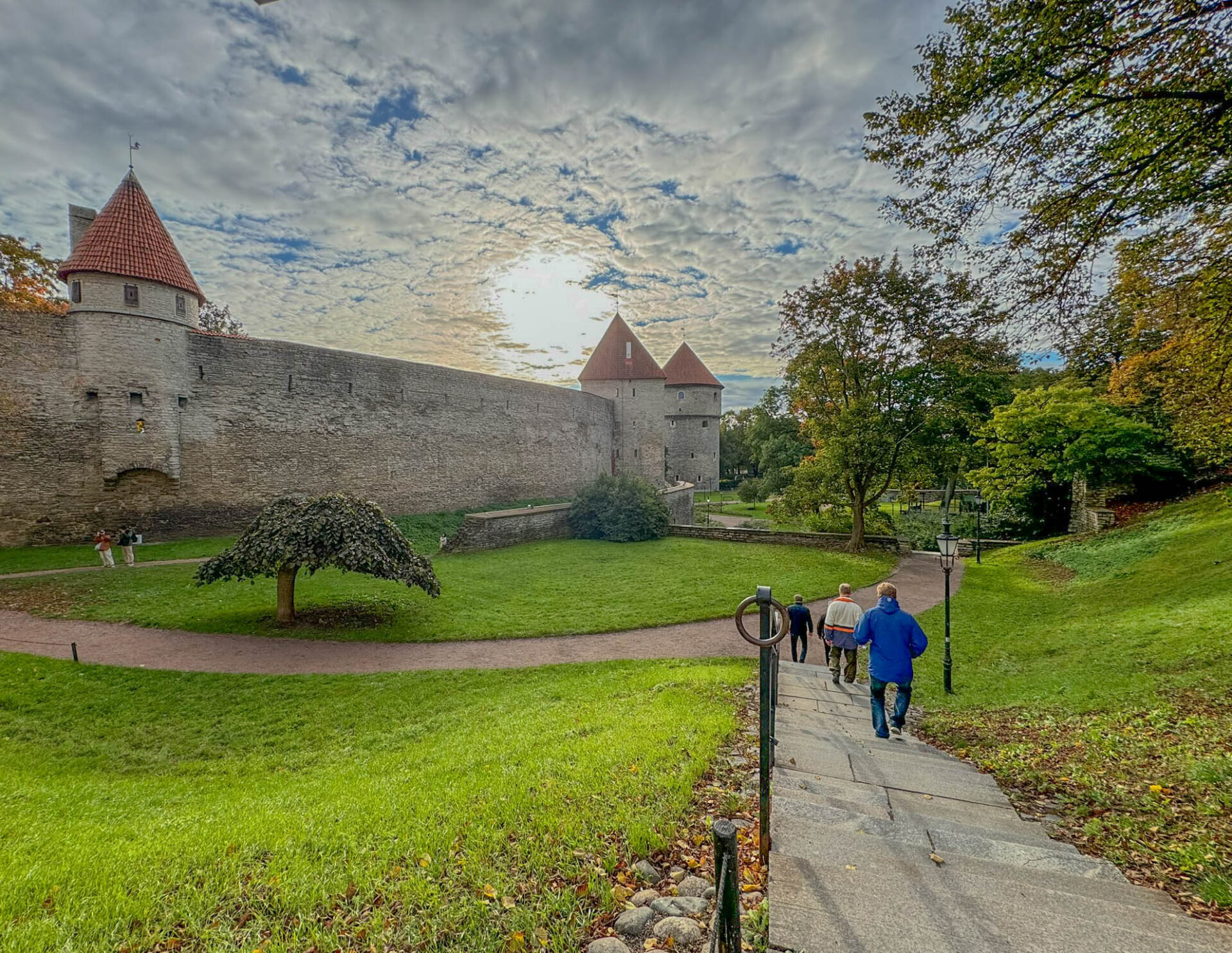 This picture captures a slice of Tallinn, Estonia’s medieval city walls, complete with its famous towers. The towers are part of the remarkably well-preserved defenses that wrap around Tallinn’s Old Town. These towers are linked by the old defensive walls that were built between the 13th and 16th centuries. The whole area is a centerpiece of Tallinn’s UNESCO-listed Old Town and a favorite spot for visitors to explore.