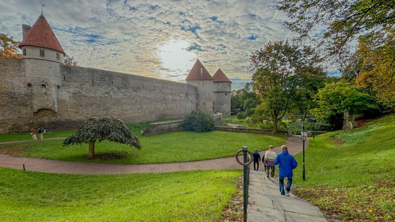 This picture captures a slice of Tallinn, Estonia’s medieval city walls, complete with its famous towers. The towers are part of the remarkably well-preserved defenses that wrap around Tallinn’s Old Town. These towers are linked by the old defensive walls that were built between the 13th and 16th centuries. The whole area is a centerpiece of Tallinn’s UNESCO-listed Old Town and a favorite spot for visitors to explore.