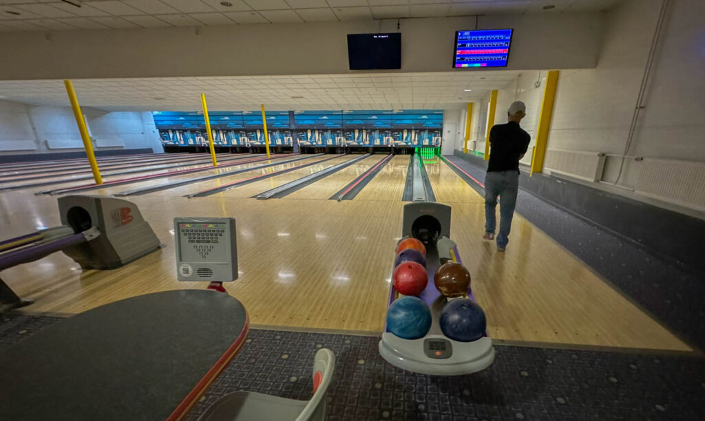 Since there was apparently nobody to be found anywhere in town, we decided to go bowling, of all things. And, of course, we had the entire bowling alley to ourselves.