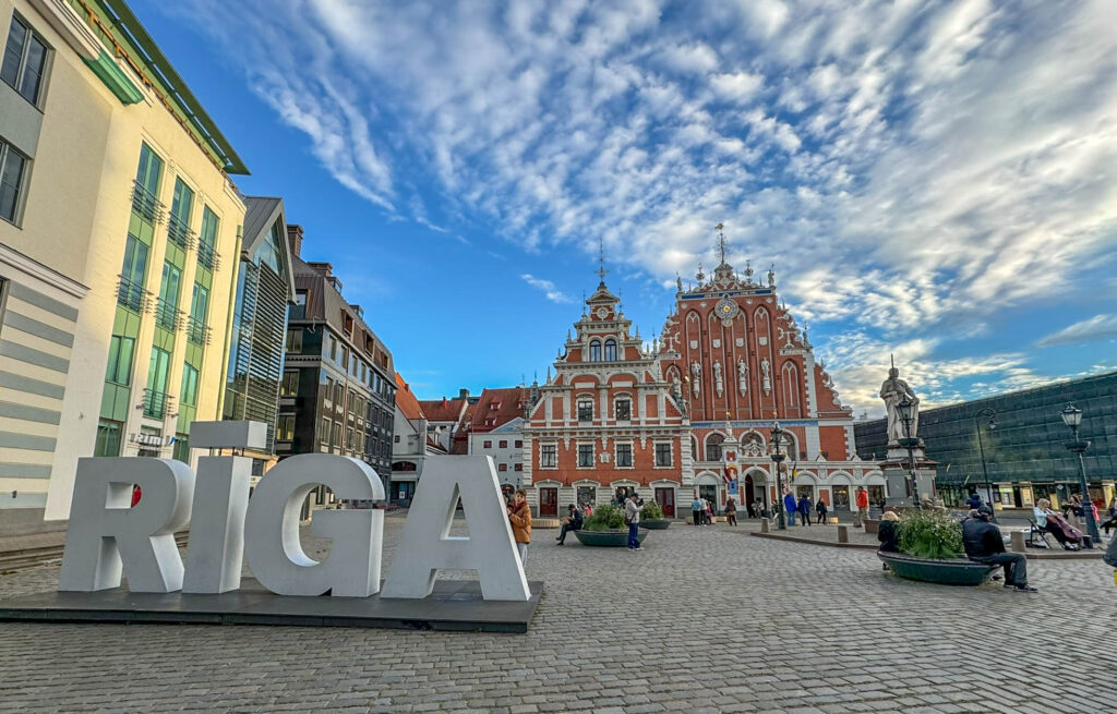 Welcome to Riga, Latvia! This photo features the House of the Black Heads, located in Riga’s Old Town. Built in 1334, it started as a meeting place for public organizations and banquets. Today, it’s a symbol of Riga’s history and a must-visit for anyone in Latvia’s capital.