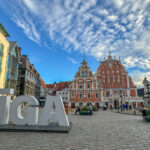 Welcome to Riga, Latvia! This photo features the House of the Black Heads, located in Riga’s Old Town. Built in 1334, it started as a meeting place for public organizations and banquets. Today, it’s a symbol of Riga’s history and a must-visit for anyone in Latvia’s capital.