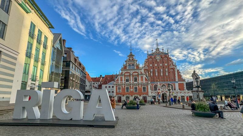 Welcome to Riga, Latvia! This photo features the House of the Black Heads, located in Riga’s Old Town. Built in 1334, it started as a meeting place for public organizations and banquets. Today, it’s a symbol of Riga’s history and a must-visit for anyone in Latvia’s capital.