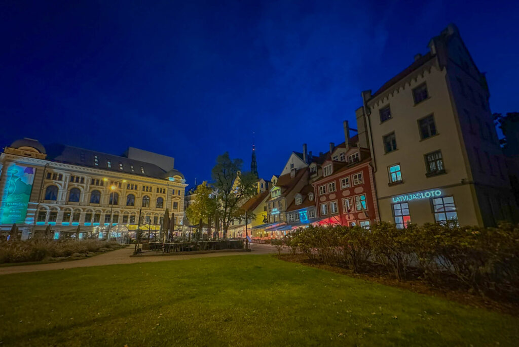 Outdoor cafes and restaurants near a City Park that are no doubt packed in the summer months.