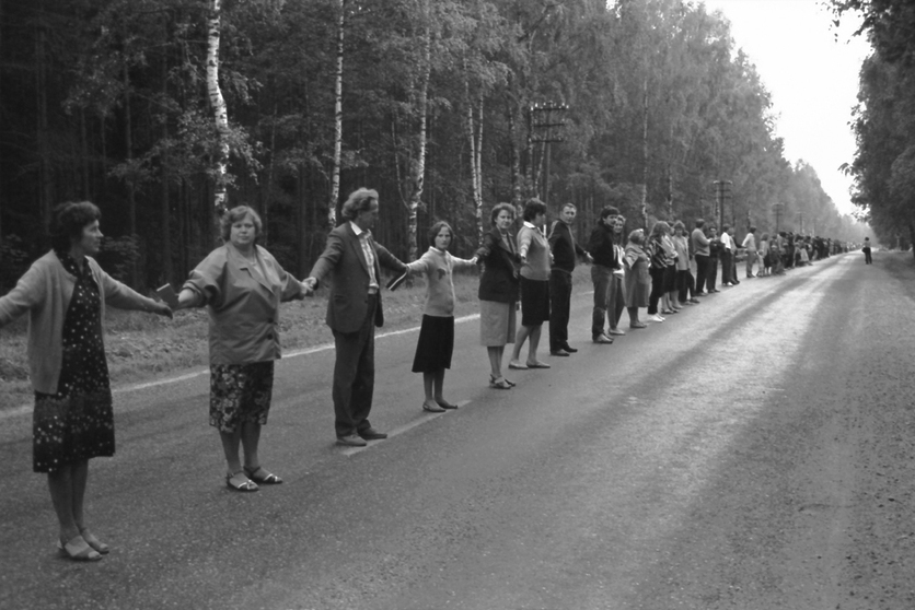 The Baltic Way section at the 10th kilometer of Cēsis-Valmiera road. Photo source: Europeana 1989 / wikimedia