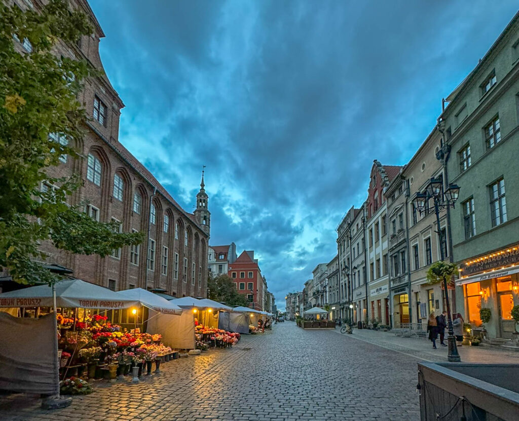 Another look at the streets of Toruń as the sun goes down for the day.