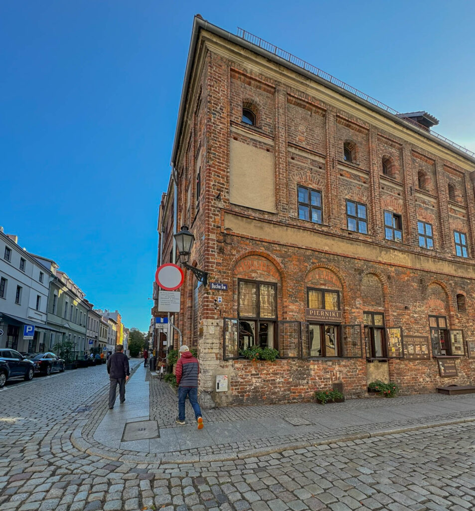 We stopped off at one of Old Town Torun's pierniki Igingerbread) bakeries. Many of these bakeries still use traditional recipes dating back to medieval times, making it a must-visit for gingerbread lovers and history buffs alike.