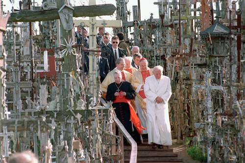 Pope John Paul II visits the Hill of Crosses on September 7, 1993 (ELTA photography)