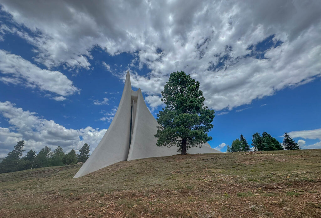 The distinctive curved walls of the Peace and Brotherhood Chapel at the Vietnam Veterans Memorial.